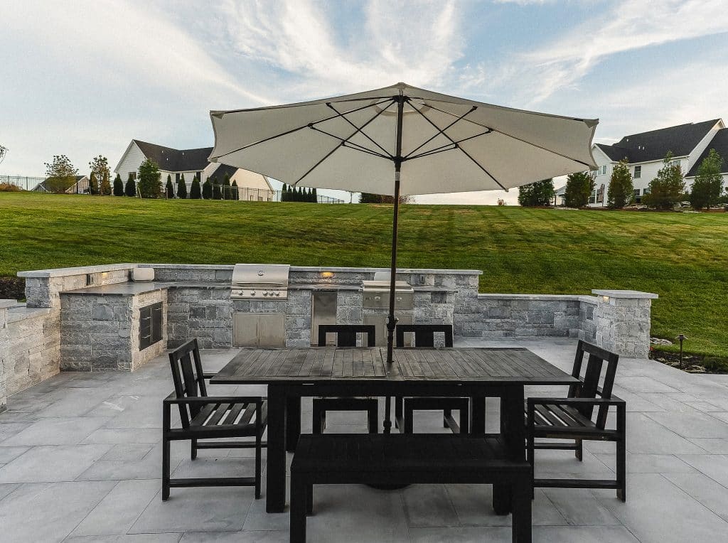 Outdoor Kitchen by JHL Landscaping
