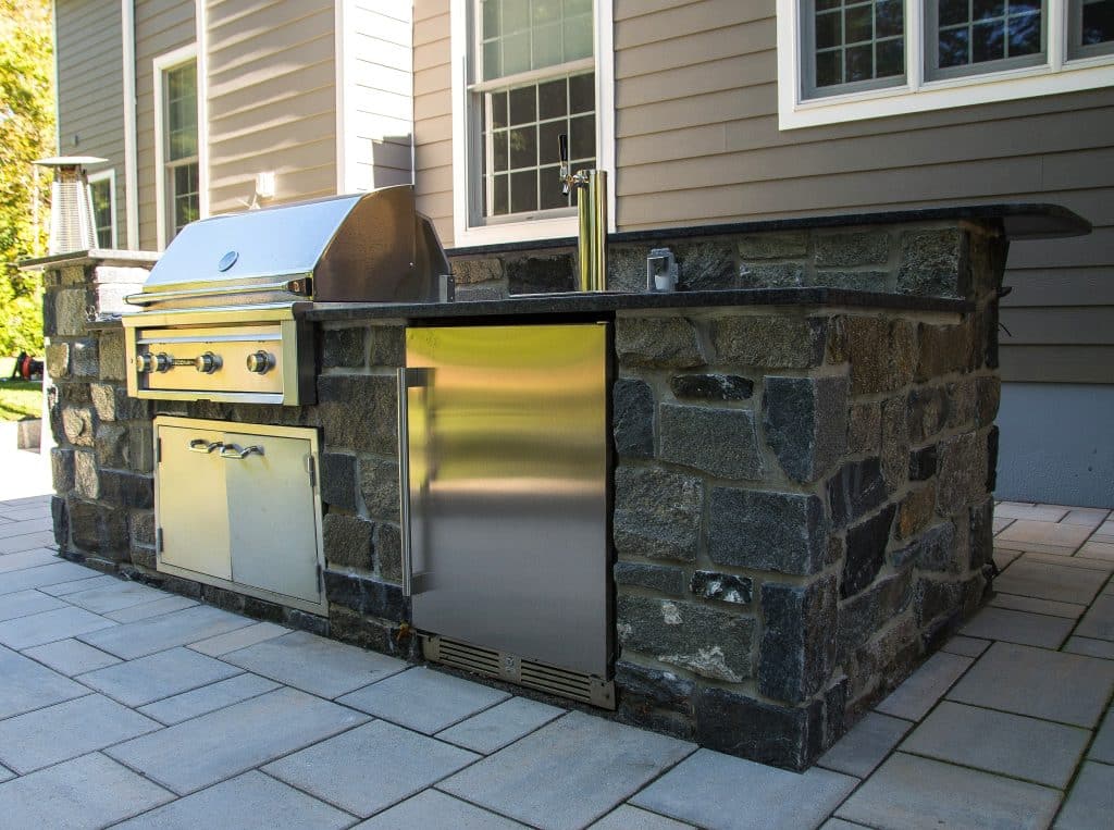 Outdoor Kitchen by JHL Landscaping