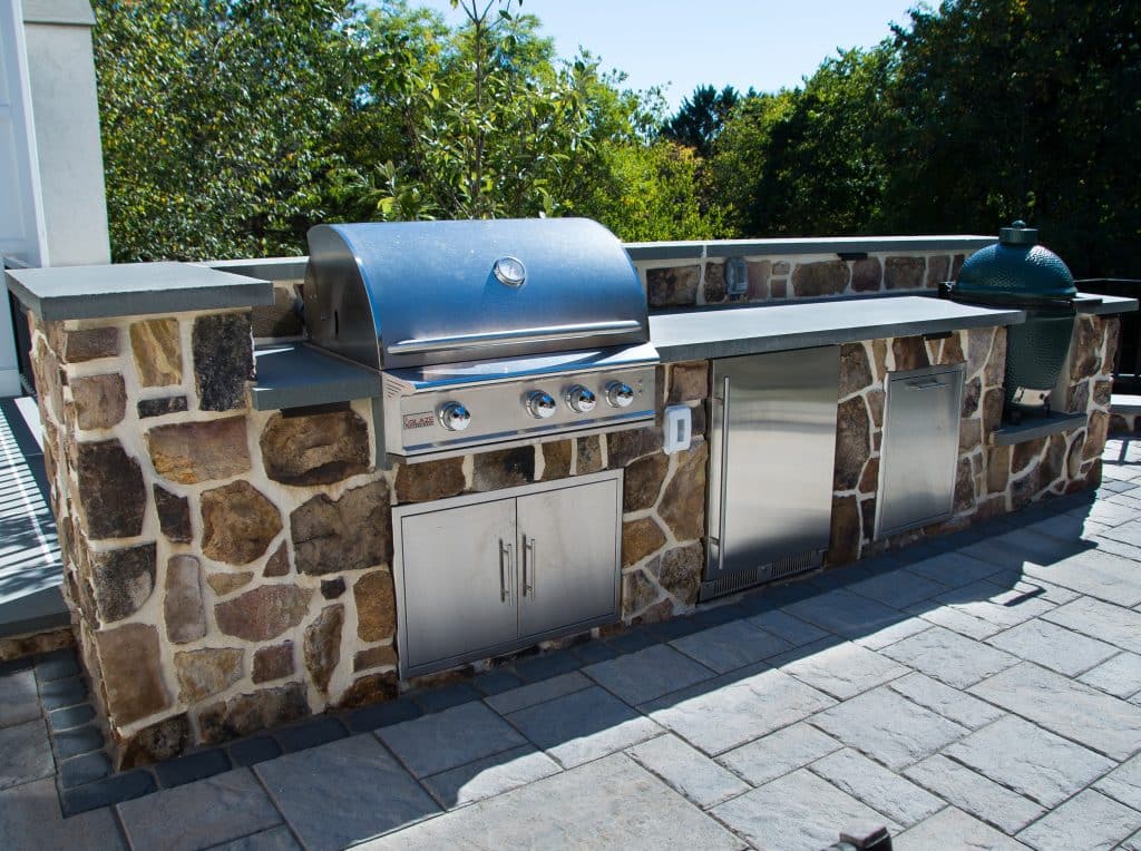 Outdoor Kitchen by JHL Landscaping